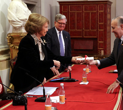 Su Majestad la Reina Doña Sofía hace entrega del diploma a Valentín Diez Morodo, Premio Iberoamericano de Mecenazgo en la categoría España
