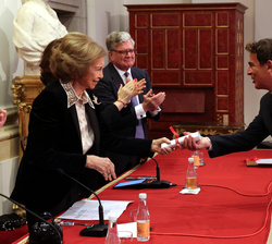 Su Majestad la Reina Doña Sofía hace entrega del diploma a Eugenio López, Premio Iberoamericano de Mecenazgo en la categoría Latinoamericana