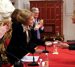 Su Majestad la Reina Doña Sofía hace entrega del diploma a Patrizia Sandretto, Premio Iberoamericano de Mecenazgo en la categoría Internacional