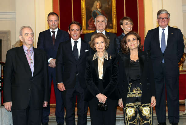Doña Sofía junto a los galardonados con los "Premios Iberoamericanos de Mecenazgo 2023" y autoridades