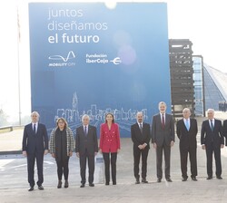 Don Felipe junto a las autoridades y responsables del Museo de la Movilidad “Mobility City”