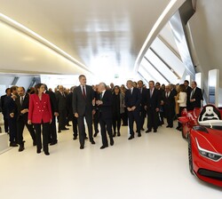Don Felipe durante la visita al Museo de la Movilidad “Mobility City”