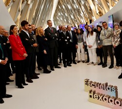 Don Felipe durante la visita al Museo