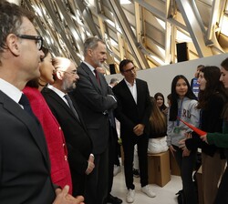 El Rey conversa con los participantes