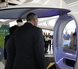 Don Felipe observa un "dron" expuesto