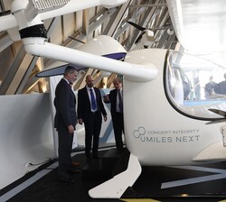 Don Felipe observa un "dron" expuesto