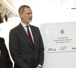El Rey junto a la placa conmemorativa de su visita al Museo de la Movilidad “Mobility City”