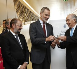 El Rey recibe un detalle conmemorativo de la inuguración del Museo de la Movilidad “Mobility City”