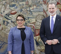 El Rey y la Presidenta de la República de Honduras, Xiomara Castro, antes de mantener el encuentro