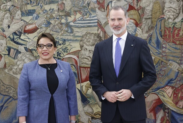 El Rey y la Presidenta de la República de Honduras, Xiomara Castro, antes de mantener el encuentro