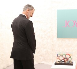Los Reyes frente a una de las obras expuestas
