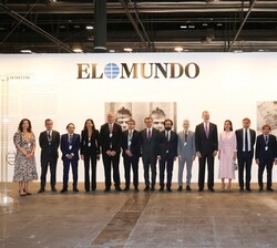 Los Reyes con el personal de EL MUNDO