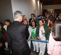 Don Felipe y Doña Letizia reciben el cariño de los trabajadores de Ifema