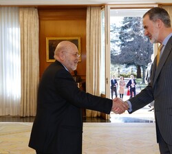 El Rey recibe el saludo del presidente del Centro de Investigaciones Sociológicas (CIS), José Félix Tezanos