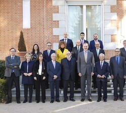 Su Majestad el Rey con la representación del Centro de Investigaciones Sociológicas (CIS) y antiguos directores del organismo