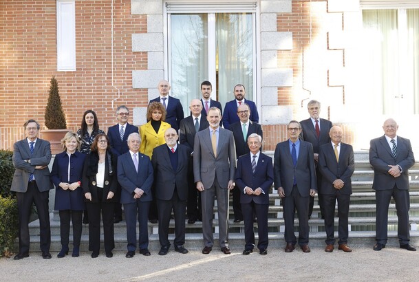 Su Majestad el Rey con la representación del Centro de Investigaciones Sociológicas (CIS) y antiguos directores del organismo