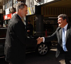 Su Majestad el Rey recibido a su llegada por el ministro de Inclusión, Seguridad Social y Migraciones, José Luis Escrivá