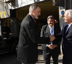 Su Majestad el Rey recibido a su llegada por el presidente de Orange España y presidente de la Fundación Orange en España, Gervais Pellissier