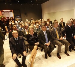Su Majestad el Rey acompañado por las autoridades asistentes al acto