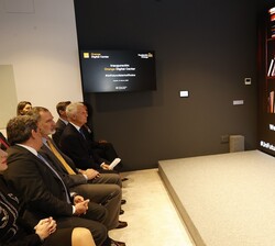 Su Majestad el Rey durante la proyección del vídeo “Orange Digital Center”