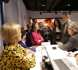 Su Majestad el Rey durante su recorrido por diferentes actividades del centro de formación
