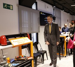 Su Majestad el Rey recorre las diferentes actividades del centro de formación