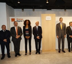 Su Majestad el Rey descubre una placa conmemorativa de la visita