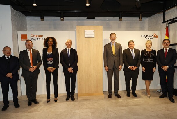 Su Majestad el Rey descubre una placa conmemorativa de la visita