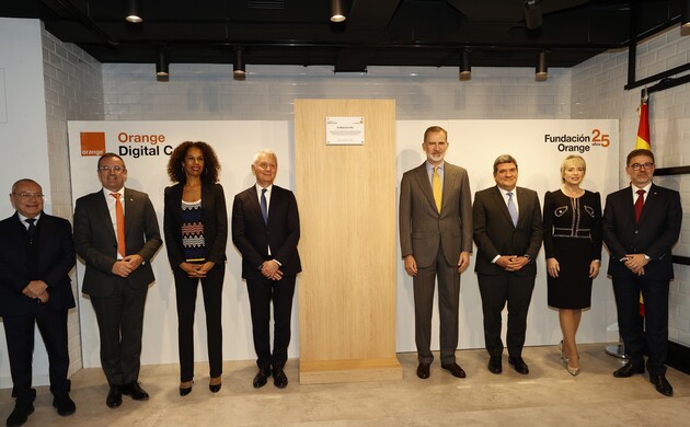 Su Majestad el Rey descubre una placa conmemorativa de la visita