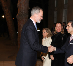 Su Majestad el Rey recibe el saludo del presidente del Consejo de Administración de GSMA y presidente de Telefónica, José María Álvarez-Pallete