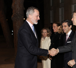 Su Majestad el Rey recibe el saludo del director general GSM Association (GSMA), Mats Granryd
