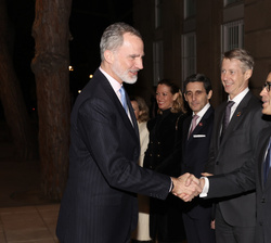 Su Majestad el Rey recibe el saludo del presidente del Consejo de Administración de Fira de Barcelona, Pau Relat
