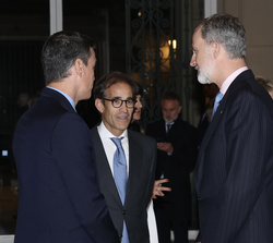 Don Felipe conversa con el presidente del Gobierno y las personalidades asistentes a la cena
