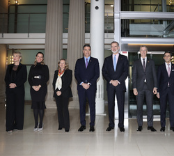 Fotografía de grupo de Su Majestad el Rey con las autoridades y personalidades asistentes a la cena oficial de MWC Barcelona 2023