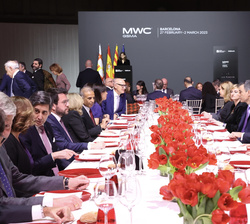 Su Majestad el Rey en la mesa presidencial momentos antes de dar comienzo la cena oficial de MWC Barcelona 2023