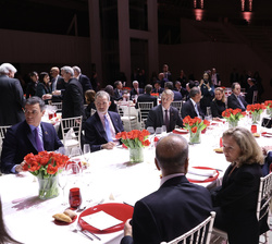Su Majestad el Rey en la mesa presidencial momentos antes de dar comienzo la cena oficial de MWC Barcelona 2023