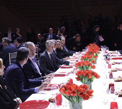 Su Majestad el Rey en la mesa presidencial momentos antes de dar comienzo la cena oficial de MWC Barcelona 2023