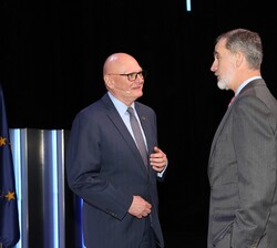 Don Felipe conversa con el consejero delegado de GSMA, John Hoffman