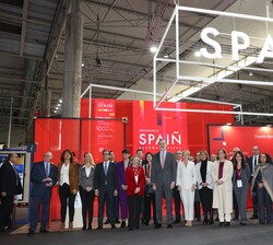 El Rey junto a los participantes del Pabellón de España