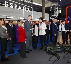 Don Felipe durante las demostraciones en la visita al “MWC Barcelona 2023”
