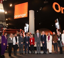Don Felipe con los responsables de Orange