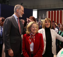 Don Felipe conversa con una de las participantes