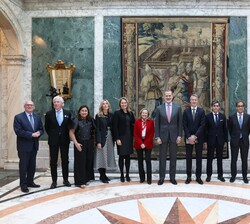 Su Majestad el Rey, en el Palacete Albéniz de Barcelona, junto a las autoridades asistentes a un almuerzo