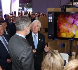 Don Felipe durante la visita recibe explicaciones de las tecnologías aplicadas en Cirugía laparoscópica en remoto