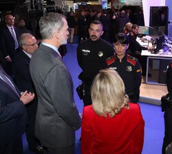 Don Felipe conversa con los mossos d'esquadra participantes en el “MWC Barcelona 2023”