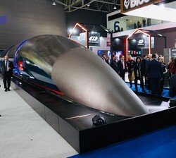 Don Felipe en el “MWC Barcelona 2023”, frente a la Cápsula HyperloopTT