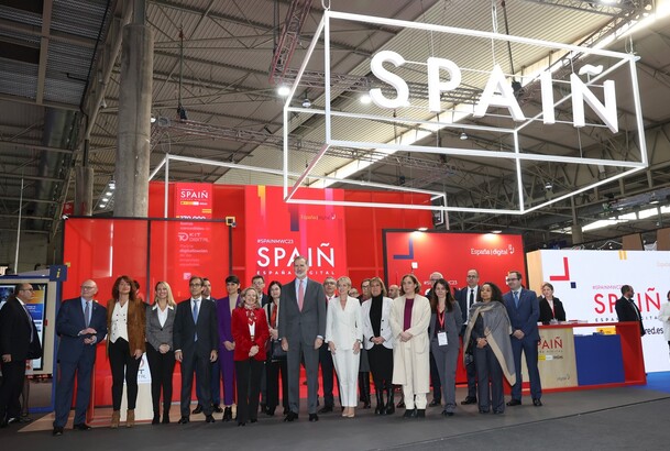 El Rey junto a los participantes del Pabellón de España