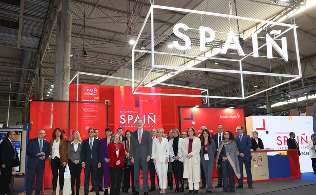 El Rey junto a los participantes del Pabellón de España
