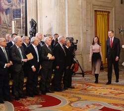 Sus Majestades los Reyes acceden al Salón de Columnas