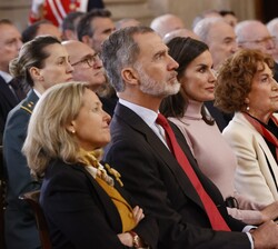 Sus Majestades los Reyes en el transcurso de la proyección de un video-presentación del proyecto "Portal Digital de Historia Hispánica"
